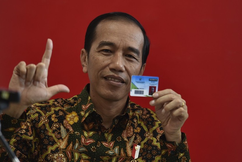 Presiden Joko Widodo menunjukkan kartu keanggotaan Perpustakaan Nasional disela peresmian di Jakarta, Kamis (14/9).
