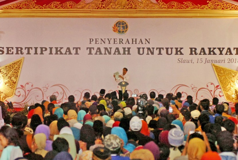 5.000 Bidang Tanah di Kab Bandung Belum Terpetakan. Foto: Presiden Joko Widodo menunjukkan sertifikat tanah untuk rakyat (ilustrasi) 
