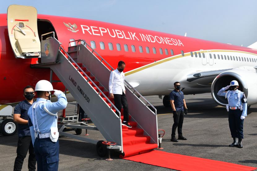 Presiden Joko Widodo menuruni tangga pesawat kepresidenan. Presiden Joko Widodo berharap skema pembiayaan Kerjasama Pemerintah dan Badan Usaha (KPBU) dapat diperluas untuk mengatasi ketimpangan pembangunan infrastruktur di Indonesia.
