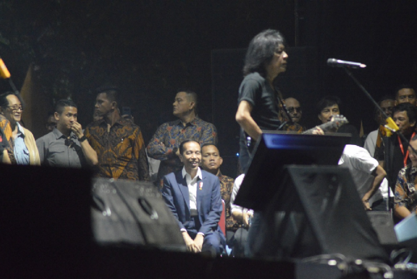 Presiden Joko Widodo menyaksikan Konser untuk Republika di Buperta Cibubur, Ahad (21/10).