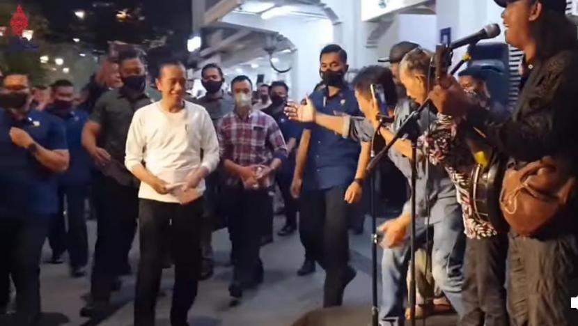 Presiden Joko Widodo menyaksikan musik jalanan di kawasan Malioboro, DIY.