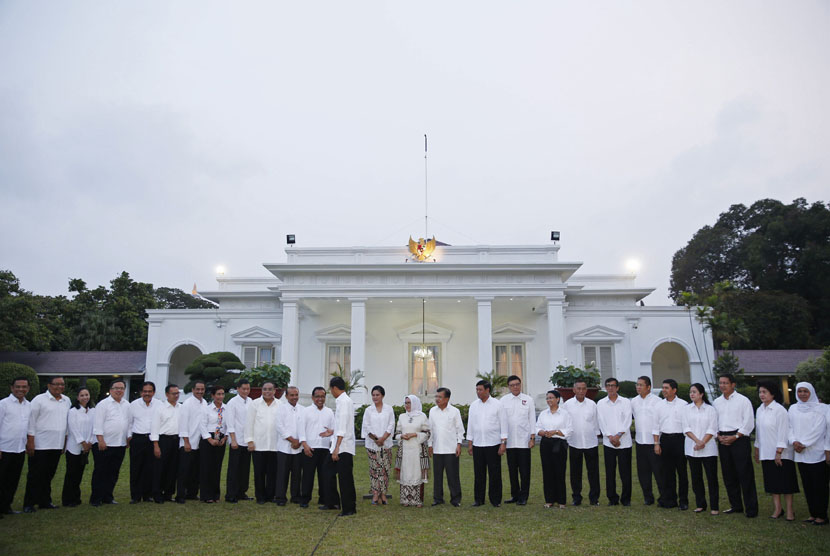 Presiden Joko Widodo menyalami calon menteri usai mengumumkan susunan kabinet di Istana Merdeka, Ahad (26/10).