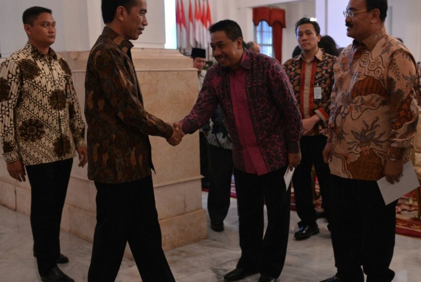 Presiden Joko Widodo menyalami Direktur Utama PT Surveyor Indonesia M Arif Zainuddin di Istana Negara Jakarta, Kamis (29/9)