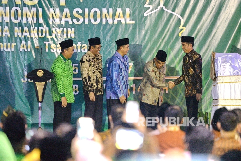 Presiden Joko Widodo menyalami Ketum PBNU Said Aqil Sirodj, Menag Lukman Hakim Saifuddin, Wagub DKI Djarot Saiful Hidayat, dan Ketum HPN Abdul Kholik (dari kanan) pada pembukaan Mukernas 1 Halaqoh Ekonomi Nasional Himpunan Pengusaha Nahdliyin 2017 di Ponpes Al Tsaqafah, Jakarta, Jumat (5/5). 