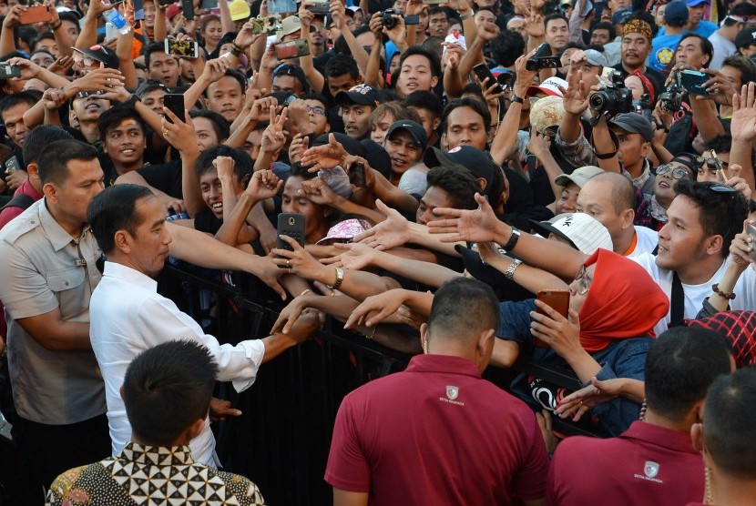Presiden Joko Widodo menyalami peserta ketika menutup rembuk nasional aktivis '98 di JI Expo, Kemayoran, Jakarta, Sabtu (7/7). 