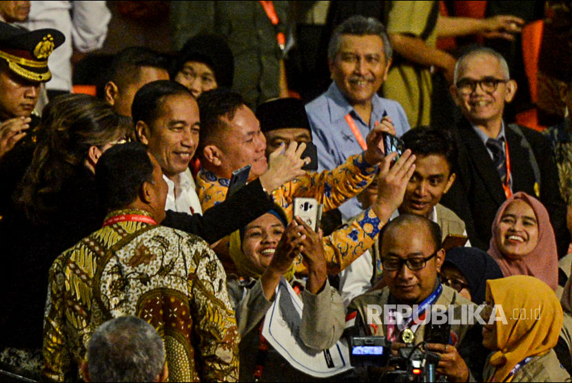 Presiden Joko Widodo menyalami peserta usai memberikan pengarahan pada Rapat Koordinasi Nasional (Rakornas) Penanggulangan Bencana 2020 di Sentul International Convention Center, Bogor, Jawa Barat, Selasa (4/2). 