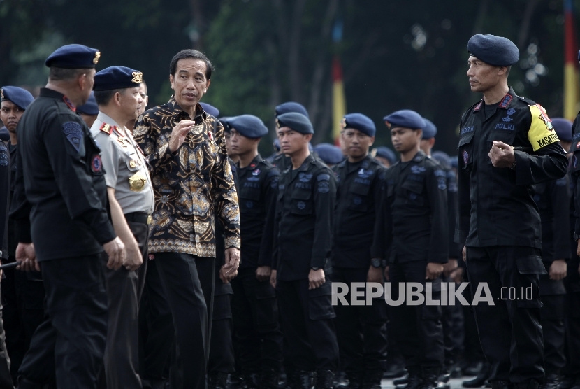 Presiden Joko Widodo menyalami sejumlah anggota Brimob usai memberikan pengarahan kepada personil Korps Brimob Polri , di Mako Brimob, Depok,Jawa Barat, Jumat (11/11). 