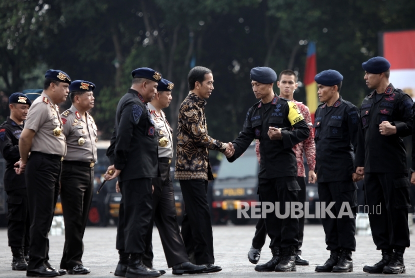 Presiden Joko Widodo menyalami sejumlah anggota Brimob usai memberikan pengarahan kepada personil Korps Brimob Polri , di Mako Brimob, Depok,Jawa Barat, Jumat (11/11).