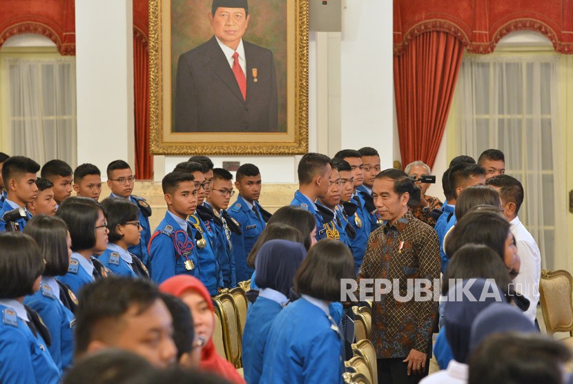 President Joko Widodo greets second grader of Taruna Nusantara High School at State Palace, Jakarta, Monday (April 9). 