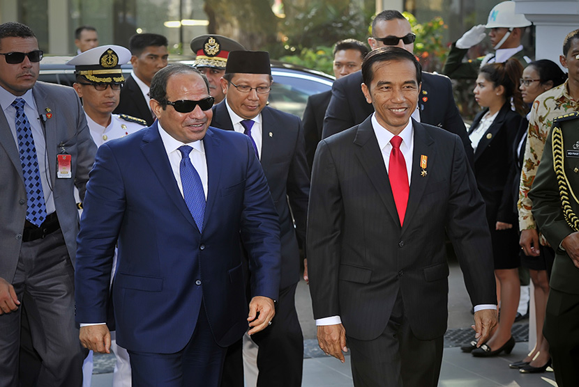  Presiden Joko Widodo menyambut Presiden Republik Arab Mesir Abdel Fattah Al Sisi  yang melakukan kunjungan kenegaraan di Istana Merdeka, Jakarta, Jumat (4/9). (Antara//Yudhi Mahatma)