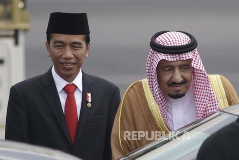 Presiden Joko Widodo menyambut Raja Arab Saudi Salman Bin Abdul Aziz saat tiba di Bandara Halim Perdanakusuma, Jakarta, Rabu (1/3). 