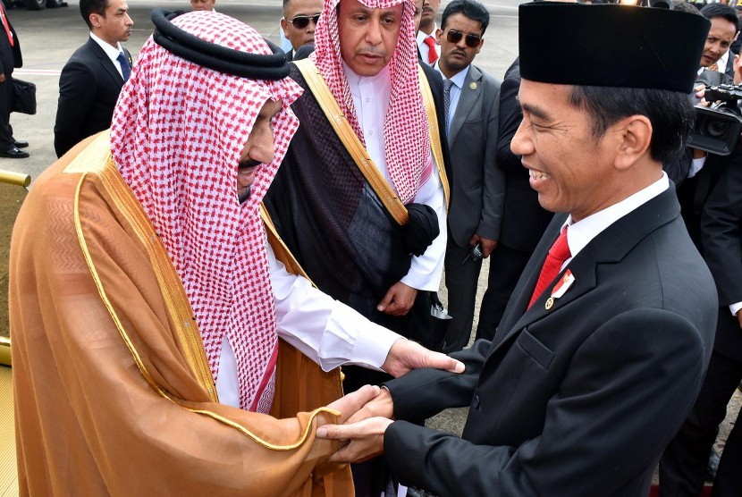 Presiden Joko Widodo menyambut Raja Arab Saudi Salman bin Abdulaziz Al-Saud (kiri) saat tiba di Bandara Halim Perdanakusuma, Jakarta, Rabu (1/3). 