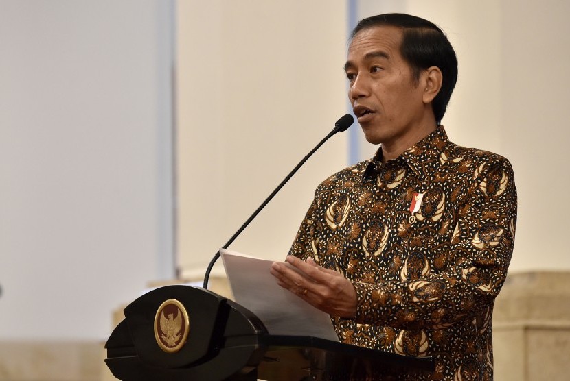 Presiden Joko Widodo menyampaikan arahan dalam Pertemuan Awal Tahun Pelaku Industri Jasa Keuangan Tahun 2017 di Istana Negara, Jakarta, Jumat (13/1). 
