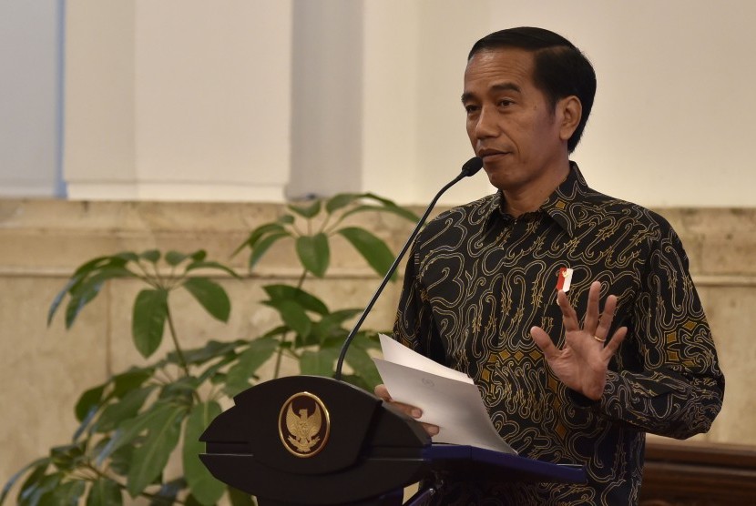 Presiden Joko Widodo menyampaikan arahan kepada peserta Program Pendidikan Reguler Angkatan (PPRA) LIV dan LV Lembaga Ketahanan Nasional (Lemhanas) tahun 2016 di Istana Merdeka, Jakarta, Rabu (2/11).