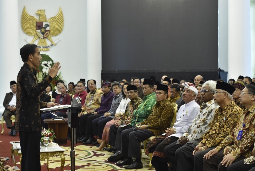 Presiden Joko Widodo menyampaikan arahan saat bertemu tokoh-tokoh agama yang tergabung dalam Asosiasi Forum Kerukunan Umat Beragama saat pertemuan di Istana Bogor (Ilustrasi)