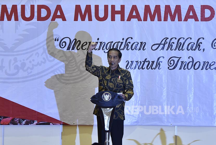 Presiden Joko Widodo menyampaikan arahan saat menghadiri Tanwir I Pemuda Muhammadiyah di Tangerang, Banten, Rabu (30/11). Presiden Joko Widodo dalam kesempatan tersebut berpesan tiga hal kepada Pemuda Muhammadiyah yakni jaga keberagaman, beretika di media 