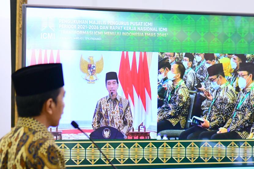Presiden Joko Widodo menyampaikan arahan secara daring saat Pengukuhan Majelis Pengurus Pusat ICMI Periode 2021-2026 dan Rapat Kerja Nasional ICMI di Istana Bogor, Jawa Barat, Sabtu (29/1/2022). Kegiatan yang dilaksanakan secara daring dan luring tersebut mengambil tema Transformasi ICMI Menuju Indonesia Emas 2045.