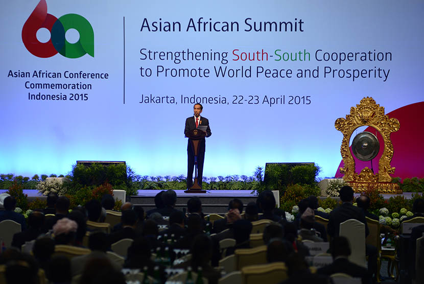 Presiden Joko Widodo menyampaikan kata sambutan saat membuka Konferensi Tingkat Tinggi (KTT) Asia Afrika tahun 2015 di Jakarta Convention Center, Rabu (22/4). 