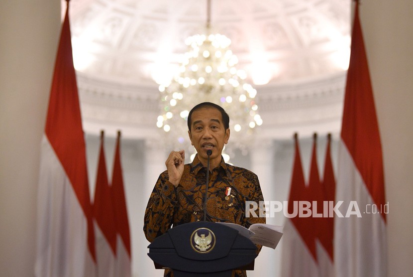 Presiden Joko Widodo menyampaikan keterangan pers terkait penangangan COVID-19 di Istana Bogor, Jawa Barat, Ahad (15/3/2020). (Antara/Sigid Kurniawan)