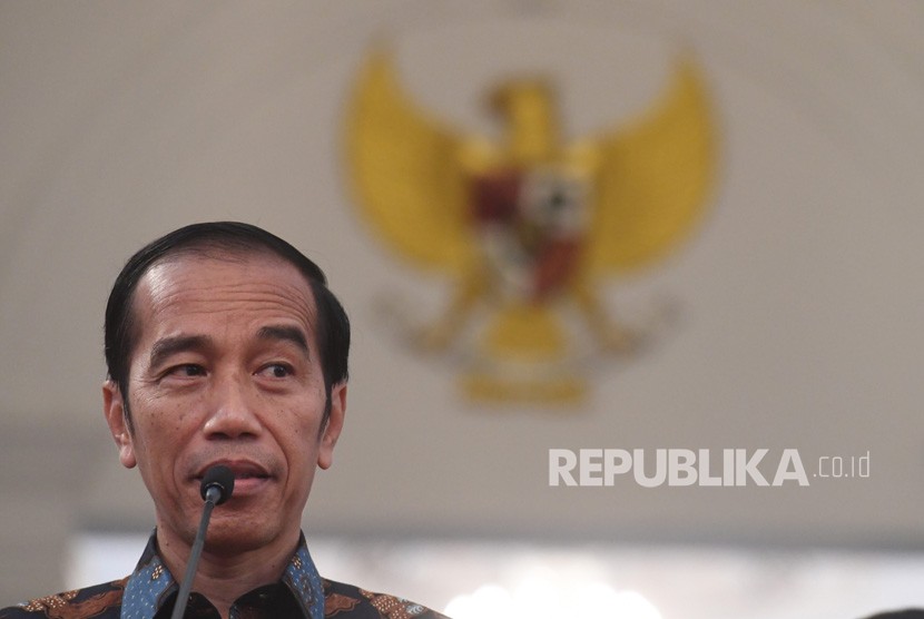 Presiden Joko Widodo menyampaikan keterangan terkait kerusuhan pascapengumunan hasil pemilu 2019 di Istana Merdeka, Jakarta, Rabu (22/5).
