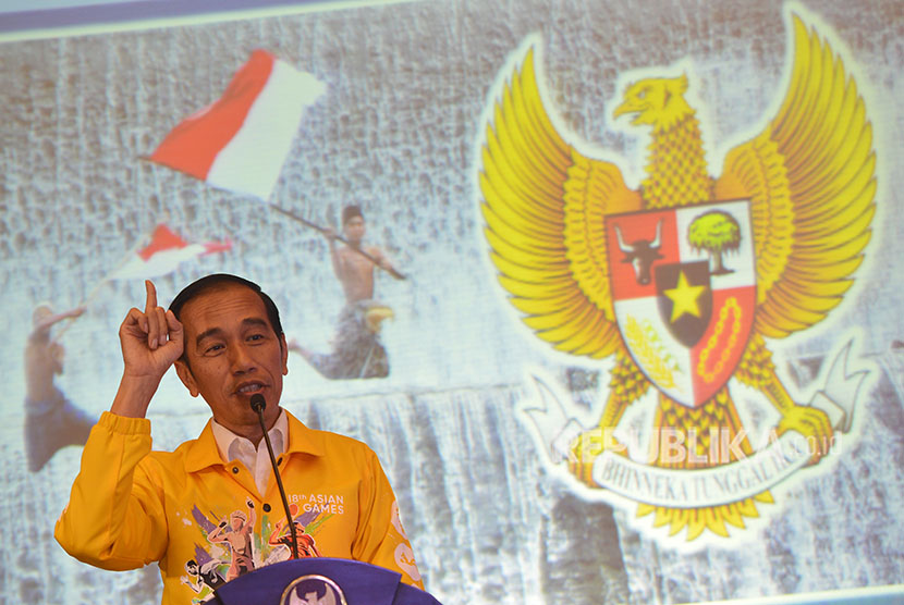 Presiden Joko Widodo menyampaikan paparan ketika menghadiri buka bareng dan ngobrol santai bersama Relawan Golkar Jokowi (GoJo) di Kantor DPD Golkar DKI Jakarta, Rabu (23/5). 