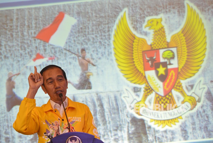Presiden Joko Widodo menyampaikan paparan ketika menghadiri buka bareng dan ngobrol santai bersama Relawan Golkar Jokowi (GoJo) di Kantor DPD Golkar DKI Jakarta, Rabu (23/5).