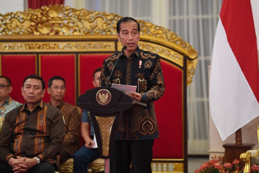Presiden Joko Widodo menyampaikan paparan pendahuluan ketika memimpin sidang kabinet paripurna di Istana Negara, Jakarta, Selasa (16/10/2018).