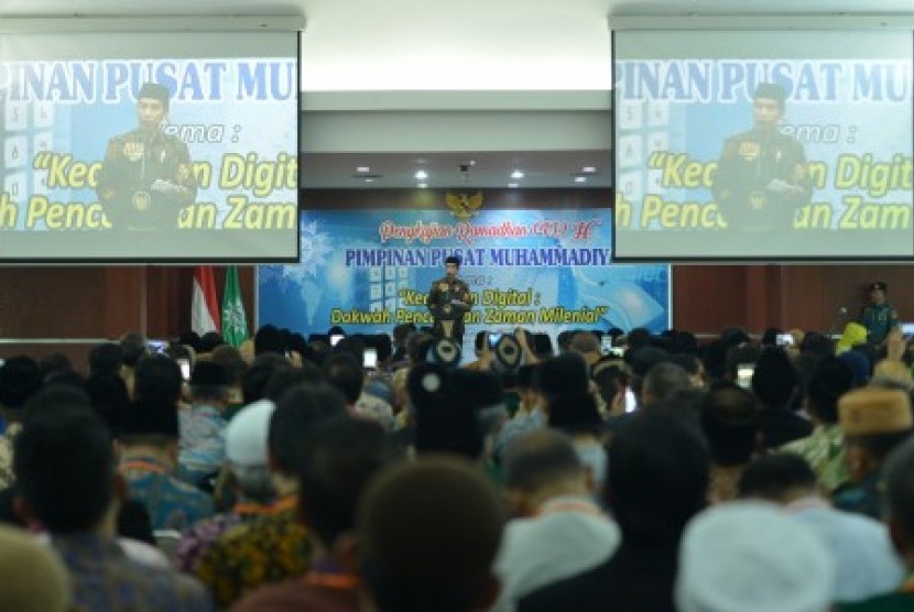 Presiden Joko Widodo menyampaikan paparan sebelum penutupan Pengkajian Ramadan 1439 H yang diselenggarakan oleh PP Muhammadiyah di Kampus Universitas Muhammadiyah Prof Dr Hamka, Ciracas, Jakarta, Selasa (29/5). Kegiatan yang diikuti sekitar seribu peserta tersebut mengangkat tema Keadaban Digital: Dakwah Pencerahan Zaman Milenial. 