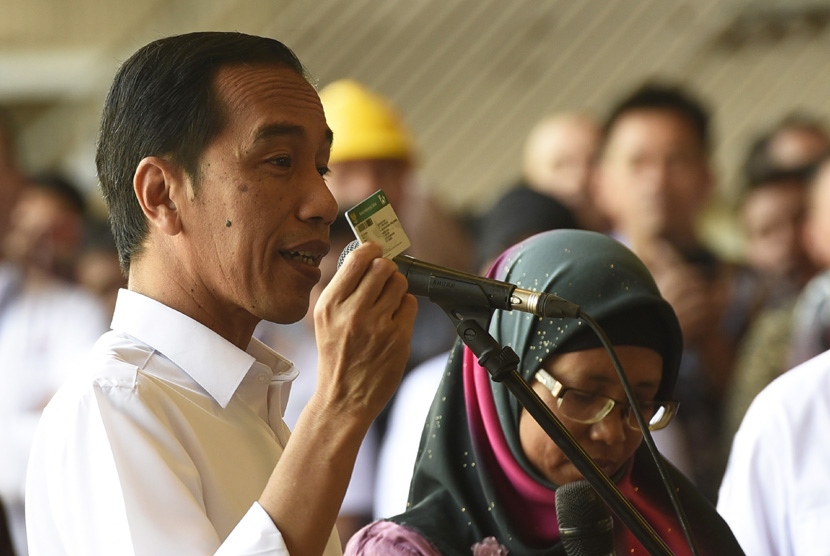 Presiden Joko Widodo menyampaikan pengarahan saat penyerahan Kartu Indonesia Sehat sebagai tanda kepesertaan Jaminan Kesehatan (JKN) bagi pekerja di PT Dok dan Perkapalan Kodja Bahari, Cilincing, Jakarta Utara, Selasa (28/4).   (ANTARA/Sigid Kurniawan)