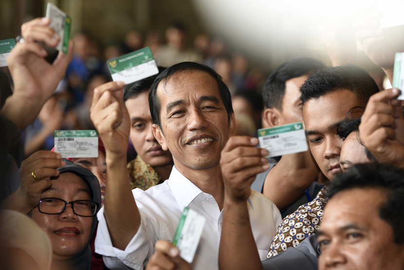 Presiden Joko Widodo menyampaikan pengarahan saat penyerahan Kartu Indonesia Sehat sebagai tanda kepesertaan Jaminan Kesehatan (JKN) bagi pekerja di PT Dok dan Perkapalan Kodja Bahari, Cilincing, Jakarta Utara, Selasa (28/4).   (ANTARA/Sigid Kurniawan)