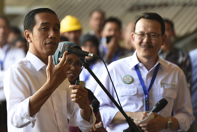 Presiden Joko Widodo menyampaikan pengarahan saat penyerahan Kartu Indonesia Sehat sebagai tanda kepesertaan Jaminan Kesehatan (JKN) bagi pekerja di PT Dok dan Perkapalan Kodja Bahari, Cilincing, Jakarta Utara, Selasa (28/4).   (ANTARA/Sigid Kurniawan)