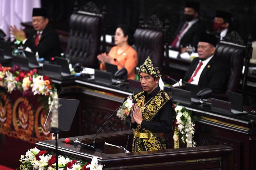 Presiden Joko Widodo menyampaikan pidato dalam rangka penyampaian laporan kinerja lembaga-lembaga negara dan pidato dalam rangka HUT ke-75 Kemerdekaan RI pada sidang tahunan MPR dan Sidang Bersama DPR-DPD di Komplek Parlemen, Senayan, Jakarta, Jumat (14/8/2020).