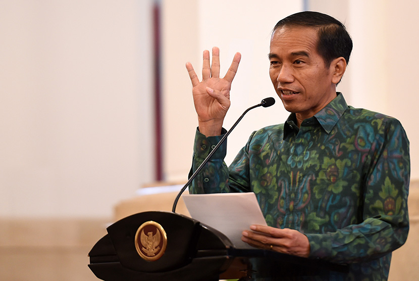Presiden Joko Widodo menyampaikan pidato disela penyampaian Laporan Hasil Pemeriksaan Atas Laporan Keuangan Pemerintah Pusat (LHP LKPP) Tahun 2015 dari Ketua BKP Harry Azhar Aziz di Istana Negara, Jakarta, Senin (6/6). (Antara/Setpres)