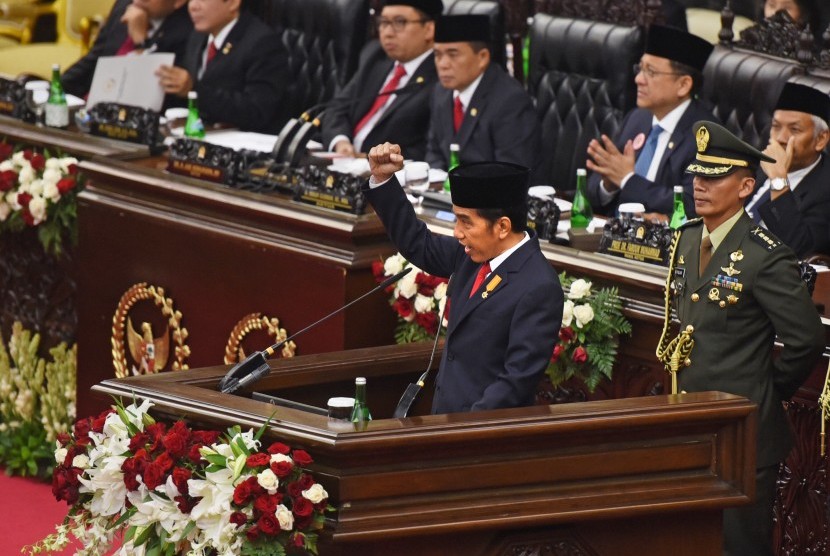Presiden Joko Widodo menyampaikan pidato kenegaraan dalam Sidang Bersama DPR-DPD 2016 di Kompleks Parlemen, Senayan, Jakarta, Selasa (16/8). 
