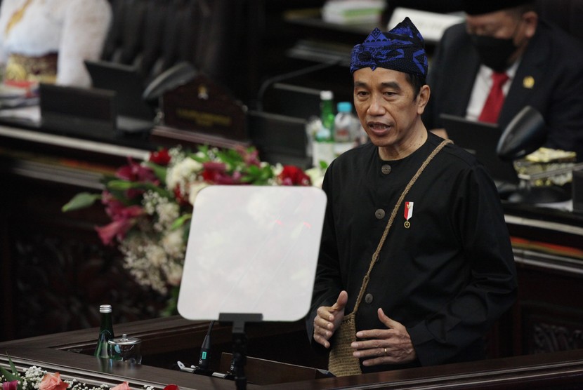 Presiden Joko Widodo menyampaikan pidato kenegaraan pada Sidang Tahunan MPR Tahun 2021 di Gedung Nusantara, Kompleks Parlemen, Senayan, Jakarta, Senin (16/8/2021). 