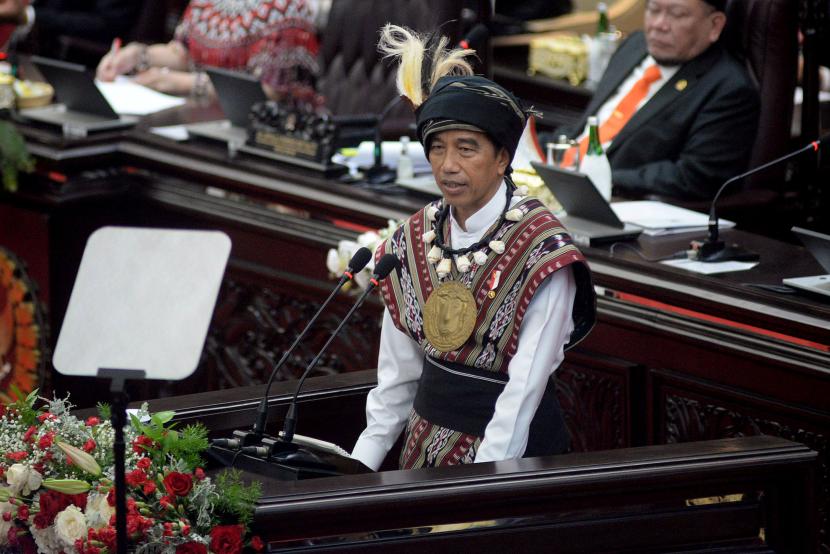 Presiden Joko Widodo menyampaikan pidato kenegaraan pada Sidang Tahunan MPR dan Sidang Bersama DPR - DPD Tahun 2023 di Gedung Nusantara, Kompleks Parlemen, Senayan, Jakarta, Rabu (16/8/2023).