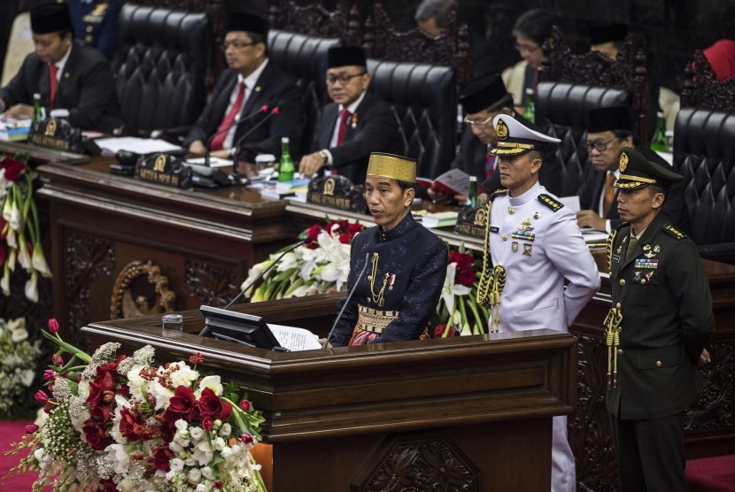Presiden Joko Widodo menyampaikan pidato kenegaraan saat Sidang Tahunan MPR Tahun 2017 di Kompleks Parlemen, Senayan, Jakarta, Rabu (16/8). 