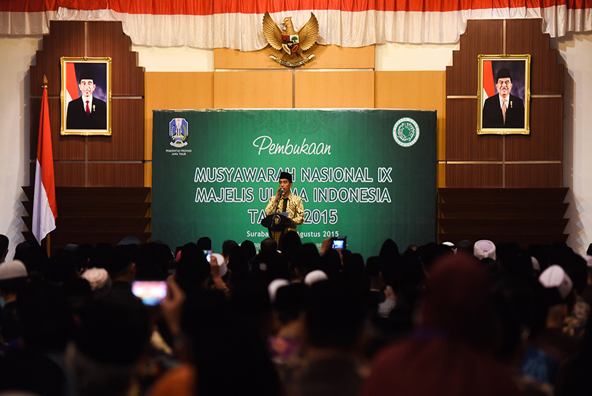 Presiden Joko Widodo menyampaikan pidato pada pembukaaan Munas Majelis Ulama Indonesia (MUI) ke-9 di Grahadi, Surabaya, Jawa Timur, Selasa (25/8).  (Antara/Zabur Karuru)