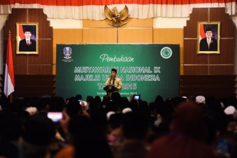 Presiden Joko Widodo menyampaikan pidato pada pembukaaan Munas Majelis Ulama Indonesia (MUI) ke-9 di Grahadi, Surabaya, Jawa Timur, Selasa (25/8).