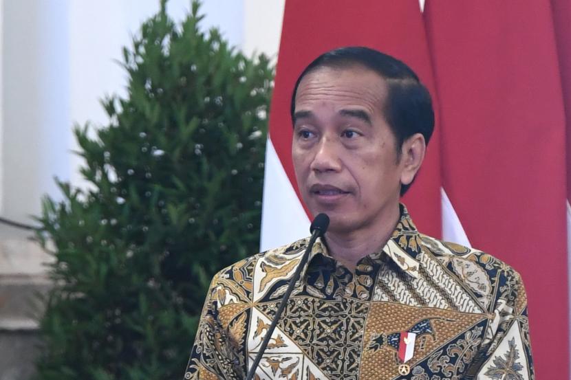 Presiden Joko Widodo menyampaikan pidato pada Peringatan 20 Tahun Gerakan Anti Pencucian Uang dan Pencegahan Pendanaan Terorisme (APU PPT) di Istana Negara, Jakarta Pusat, Senin (18/4/2022). 