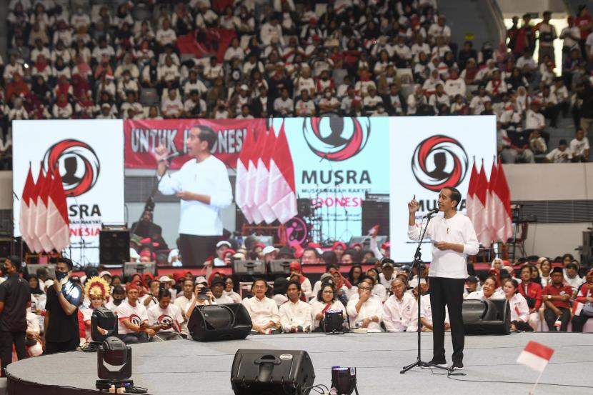 Presiden Joko Widodo menyampaikan pidato pada puncak acara Musyawarah Rakyat (Musra) di Istora Senayan, Jakarta, Ahad (14/5/2023).