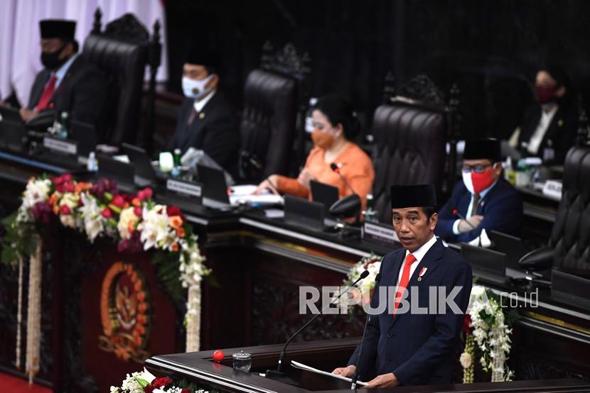 Presiden Joko Widodo menyampaikan pidato pengantar RUU APBN tahun anggaran 2021 beserta nota keuangannya pada masa persidangan I DPR tahun 2020-2021 di Kompleks Parlemen, Senayan, Jakarta, Jumat (14/8/2020). 