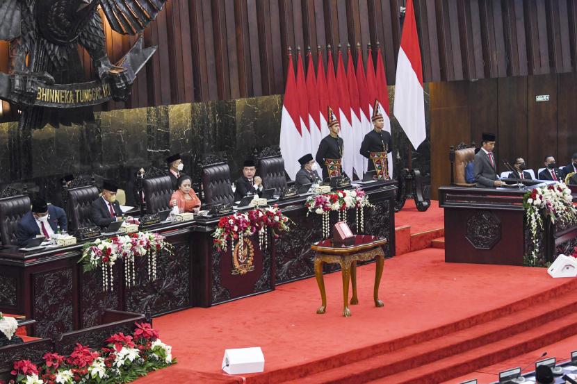 Presiden Joko Widodo menyampaikan pidato pengantar RUU APBN tahun anggaran 2023 beserta nota keuangannya pada rapat Paripurna DPR pembukaan masa persidangan I DPR tahun sidang 2022-2023 di Gedung Nusantara, Kompleks Parlemen, Senayan, Jakarta, Selasa (16/8/2022).