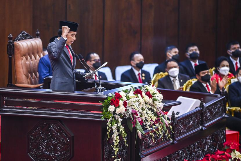 Presiden Joko Widodo menyampaikan pidato pengantar RUU APBN tahun anggaran 2023 beserta nota keuangannya pada rapat Paripurna DPR pembukaan masa persidangan I DPR tahun sidang 2022-2023 di Gedung Nusantara, Kompleks Parlemen, Senayan, Jakarta, Selasa (16/8/2022). 