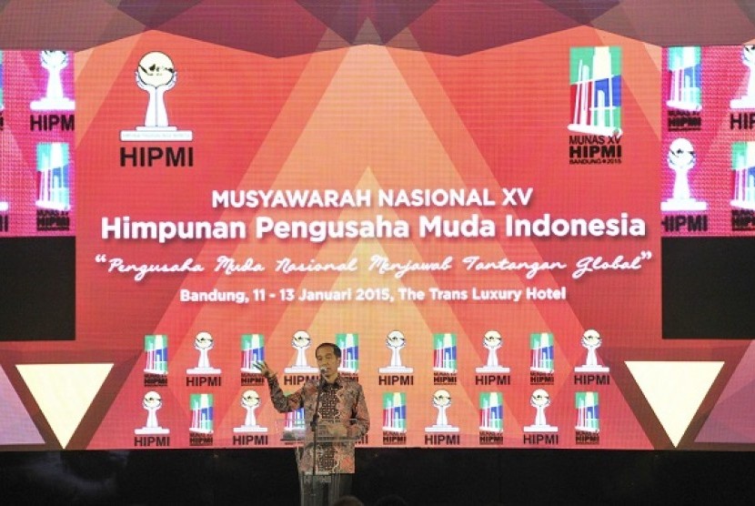 Presiden Joko Widodo menyampaikan pidato saat membuka Munas Himpunan Pengusaha Muda Indonesia (HIPMI) ke-15 di Hotel Trans Luxury, Bandung, Senin (12/1). Agenda munas tersebut yakni untuk memilih Ketua Umum HIPMI