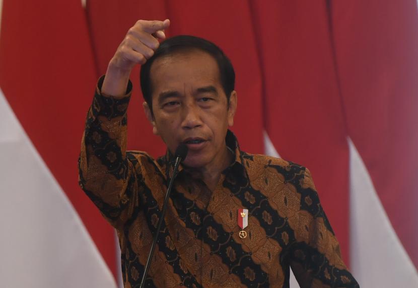 Presiden Joko Widodo menyampaikan pidato saat memimpin Rapat Koordinasi Nasional Pengawasan Intern Pemerintah tahun 2022 di Istana Negara, Jakarta, Selasa (14/6/2022). Rakornas itu mengangkat tema kawal produk dalam negeri untuk bangsa mandiri. 