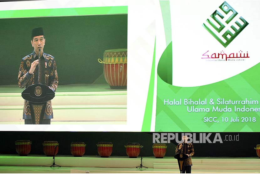 Presiden Joko Widodo menyampaikan sambutan dalam 'Halal Bihalal dan Silaturrahim Nasional Solidaritas Ulama Muda Jokowi (Samawi)' di Sentul, Babakan Madang, Kabupaten Bogor, Jawa Barat, Selasa (10/7). Halal Bihalal dan Silaturrahim Nasional Samawi yang diikuti sedikitnya 15 ribu relawan tersebut sekaligus mendeklarasikan dukungan kepada Jokowi.