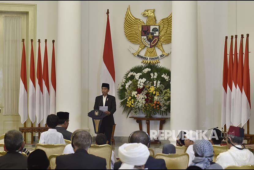 Presiden Joko Widodo menyampaikan sambutan dalam peringatan Maulid Nabi Muhammad SAW Tahun 1439 H/2017 M di Istana Bogor, Jawa Barat, Kamis (30/11