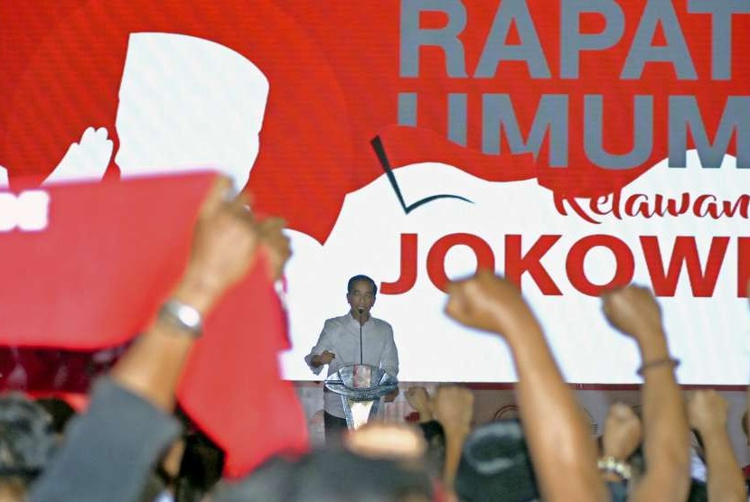 Presiden Joko Widodo menyampaikan sambutan dalam Rapat Umum Relawan Jokowi di Sentul Internasional Convention Center, Kabupaten Bogor, Jawa Barat, Sabtu (4/8).