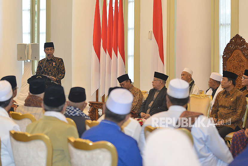 Presiden Joko Widodo menyampaikan sambutan ketika bertemu dengan ulama di Istana Bogor, Jawa Barat, Selasa (10/4).